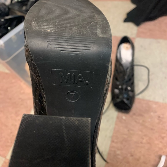 Black lace up chunky heel - Picture 2 of 3